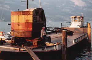 Rolfs "Lehrmeister", Bodè Rädi; Meinrad Murer, auf dem Nauen Unterwalden mit Seilbagger 10-RB (Foto: Rolf Gwerder)