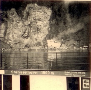 Mit der Autofähre an der Matt vorbei ca 1956, Aufnahme aus der Autofähre auf der Fahrt vom Winterstandort Rotzloch nach Beckenried. Foto: odh