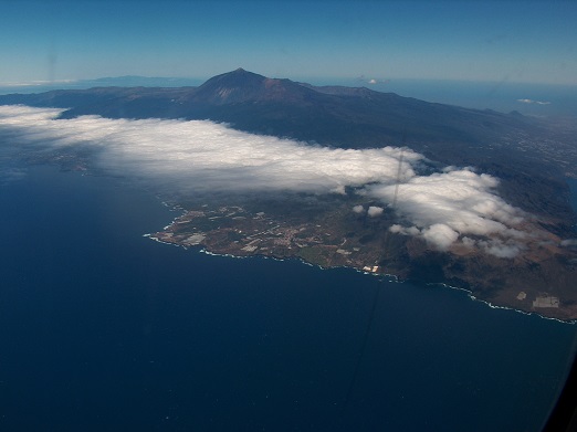 Teneriffa: Die Nordseite wird mit feuchter Meeresluft angeströmt . Es entseht Stau und Feuchtigkeit wird ausgeschieden. Die trockene Luft erreicht den Süden, hier nicht über das Hindernis sondern um das Hindernis, den Teide herum.