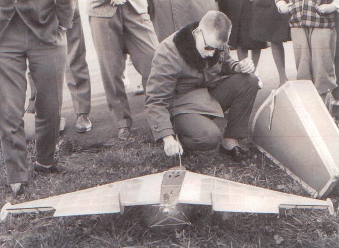 Biki Delta: Startvorbereitung an einem Wettbewerb auf dem Flugplatz Buochs Anfangs der 60-er Jahre; Foto: Primus Wyrsch